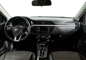 Подержанный автомобиль Kia Rio Hatchback 2017 года (13 фото)