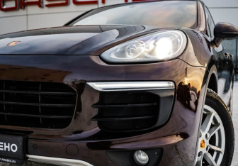 Подержанный автомобиль Porsche Cayenne 2015 года (2 фото)