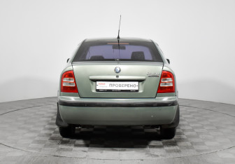 Подержанный автомобиль Skoda Octavia Liftback 2003 года (6 фото)
