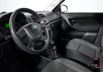 Подержанный автомобиль Skoda Fabia Hatchback 2012 года (9 фото)