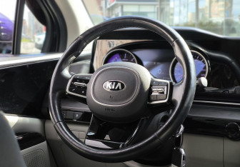 Подержанный автомобиль Kia Carnival 2021 года (22 фото)