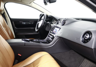 Подержанный автомобиль Jaguar XJ 2016 года (32 фото)