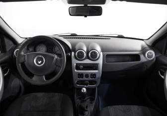 Подержанный автомобиль Renault Logan Sedan 2011 года (9 фото)