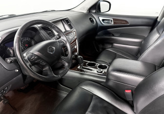 Подержанный автомобиль Nissan Pathfinder 2015 года (9 фото)