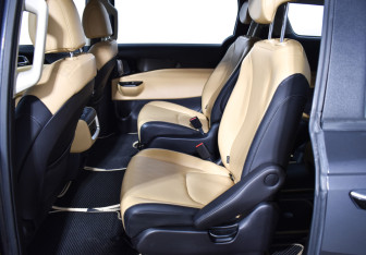 Подержанный автомобиль Kia Carnival 2021 года (11 фото)