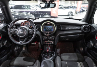 Подержанный автомобиль MINI Hatch 2019 года (15 фото)