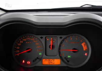 Подержанный автомобиль Nissan Note 2008 года (17 фото)