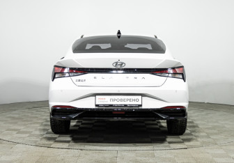 Подержанный автомобиль Hyundai Elantra Sedan 2022 года (6 фото)
