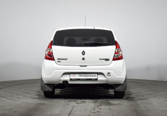 Подержанный автомобиль Renault Sandero 2012 года (6 фото)