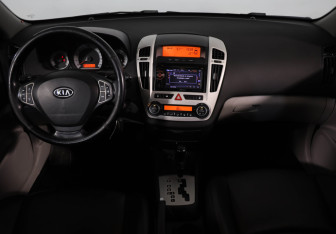 Подержанный автомобиль Kia Ceed Hatchback 2007 года (9 фото)