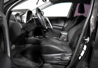 Подержанный автомобиль Toyota RAV4 2014 года (10 фото)