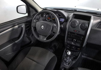 Подержанный автомобиль Renault Duster 2017 года (8 фото)