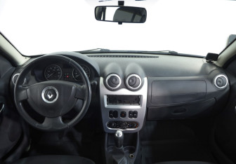 Подержанный автомобиль Renault Sandero 2012 года (9 фото)