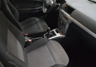 Подержанный автомобиль Opel Astra Sedan 2011 года (12 фото)