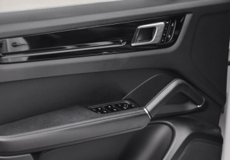 Подержанный автомобиль Porsche Cayenne 2018 года (27 фото)