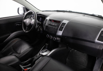 Подержанный автомобиль Peugeot 4007 2012 года (17 фото)