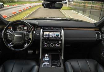 Подержанный автомобиль Land Rover Discovery 2018 года (11 фото)