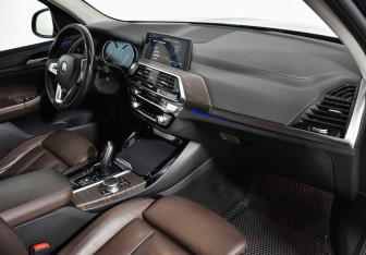 Подержанный автомобиль BMW X3 2017 года (12 фото)