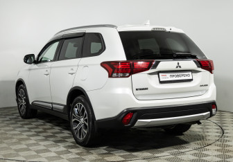 Подержанный автомобиль Mitsubishi Outlander 2018 года (7 фото)