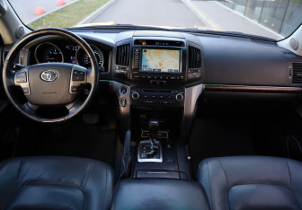 Подержанный автомобиль Toyota Land Cruiser Suv 2008 года (8 фото)