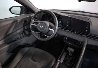 Подержанный автомобиль Hyundai Elantra Sedan 2021 года (8 фото)