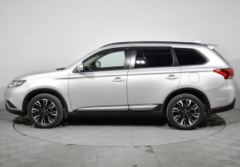Подержанный автомобиль Mitsubishi Outlander 2022 года (8 фото)