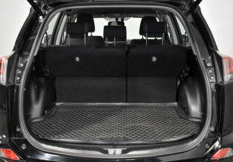 Подержанный автомобиль Toyota RAV4 2017 года (15 фото)