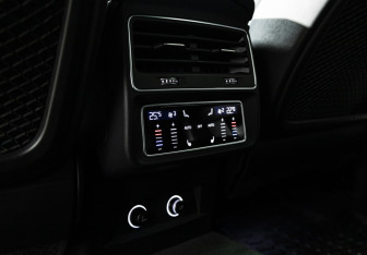 Подержанный автомобиль Audi Q8 2019 года (25 фото)