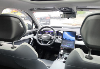 Подержанный автомобиль Geely Atlas 2024 года (12 фото)