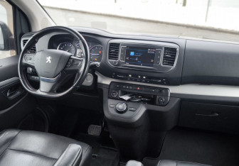 Подержанный автомобиль Peugeot Traveller 2018 года (16 фото)