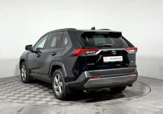 Подержанный автомобиль Toyota RAV4 2021 года (7 фото)
