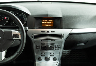 Подержанный автомобиль Opel Astra Hatchback 2010 года (14 фото)