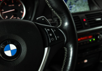 Подержанный автомобиль BMW X6 2013 года (22 фото)