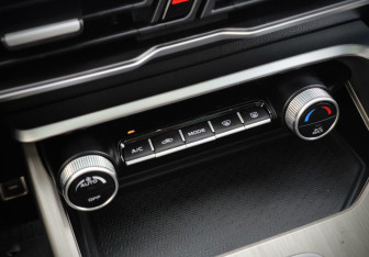 Подержанный автомобиль Geely Coolray 2023 года (30 фото)