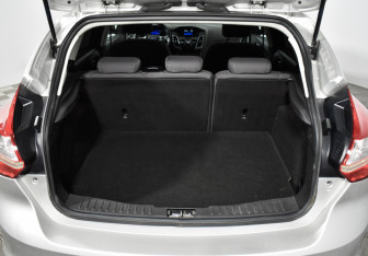 Подержанный автомобиль Ford Focus Hatchback 2012 года (21 фото)
