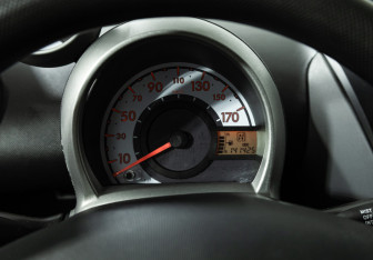Подержанный автомобиль Peugeot 107 2009 года (12 фото)