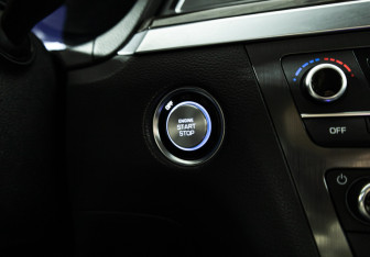 Подержанный автомобиль Genesis G80 2019 года (18 фото)