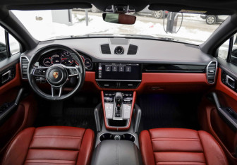 Подержанный автомобиль Porsche Cayenne 2019 года (13 фото)