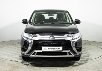 Подержанный автомобиль Mitsubishi Outlander 2021 года (2 фото)