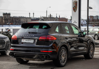 Подержанный автомобиль Porsche Cayenne 2014 года (5 фото)