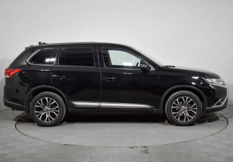 Подержанный автомобиль Mitsubishi Outlander 2019 года (4 фото)