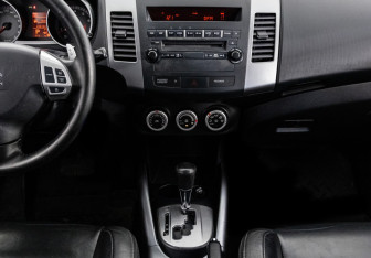 Подержанный автомобиль Citroen C-Crosser 2008 года (12 фото)