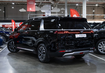 Подержанный автомобиль Kia Carnival 2021 года (12 фото)