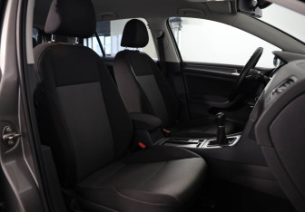 Подержанный автомобиль Volkswagen Golf Hatchback 2013 года (18 фото)