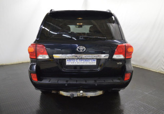 Подержанный автомобиль Toyota Land Cruiser Suv 2012 года (5 фото)