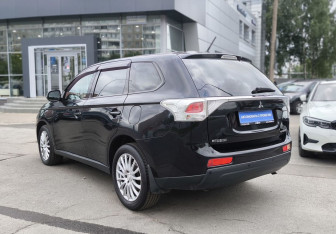 Подержанный автомобиль Mitsubishi Outlander 2013 года (6 фото)