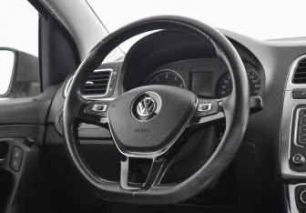 Подержанный автомобиль Volkswagen Polo Sedan 2016 года (14 фото)