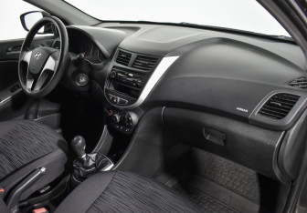 Подержанный автомобиль Hyundai Solaris Hatchback 2015 года (12 фото)