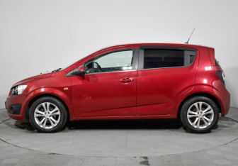 Подержанный автомобиль Chevrolet Aveo Hatchback 2013 года (8 фото)