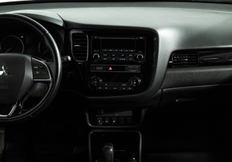 Подержанный автомобиль Mitsubishi Outlander 2019 года (14 фото)